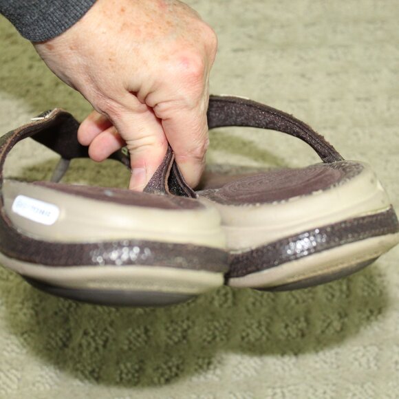 Reebok Easy-Tone Women's Size 10 Brown Thong Sandals - Picture 5 of 6
